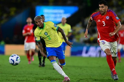 Brazil's defender #02 Wesley and Chile's defender #03 Guillermo Maripan fight for the ball during the 2026 FIFA World Cup South American qualifiers football match between Brazil and Chile, at the Maracana stadium in Rio de Janeiro, Brazil on September 4, 2025. (Photo by Pablo PORCIUNCULA / AFP)Editoria: SPOLocal: Rio de JaneiroIndexador: PABLO PORCIUNCULASecao: soccerFonte: AFPFotógrafo: STF<!-- NICAID(16117570) -->