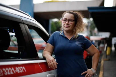 Porto Alegre, RS, Brasil - 05/11/2021 - Aumenta em ate 50% procura por taxi em porto, apos sucessivos aumentos da gasolina que enfraquecem servico de transporte por app. Na foto: Elisabeth Konzen. (Foto: Anselmo Cunha/Agência RBS)<!-- NICAID(14935313) -->