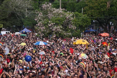 PORTO ALEGRE, RS, BRASIL, 16-02-2026: Circuito de blocos que participam da programação oficial do Carnaval de Rua 2026, em Porto Alegre. Na segunda-feira (16), ocorre o Circuito Cidade Baixa, com quatro blocos que iniciam na Praça Garibaldi e seguem até a Praça Isabel, a Católica. Foto: Bruno Todeschini/Agência RBS<!-- NICAID(16226672) -->