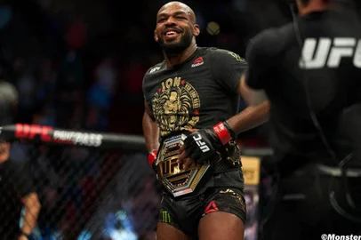 Jon Jones<!-- NICAID(15245617) -->