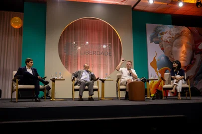 PORTO ALEGRE, RS, BRASIL, 04.04.2024: Com a temática “Eterno país do futuro?”, o painel contou com a presença do ex-presidente do Banco Central (BC), Gustavo Franco, do economista e ex-presidente do Insper Marcos Lisboa e da economista Zeina Latif, sócia-diretora da Gibraltar Consulting. Foto: Camila Hermes/Agencia RBS<!-- NICAID(15725911) -->