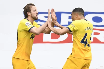 Tottenham Hotspur's English striker Harry Kane (L) celebrates scoring his team's first goal with Tottenham Hotspur's Brazilian striker Carlos Vinicius Alves Morais (R) during the English Premier League football match between Newcastle United and Tottenham Hotspur at St James' Park in Newcastle-upon-Tyne, north east England on April 4, 2021. (Photo by PETER POWELL / POOL / AFP) / RESTRICTED TO EDITORIAL USE. No use with unauthorized audio, video, data, fixture lists, club/league logos or 'live' services. Online in-match use limited to 120 images. An additional 40 images may be used in extra time. No video emulation. Social media in-match use limited to 120 images. An additional 40 images may be used in extra time. No use in betting publications, games or single club/league/player publications. / Editoria: SPOLocal: NewcastleIndexador: PETER POWELLSecao: soccerFonte: POOLFotógrafo: STR<!-- NICAID(16086044) -->
