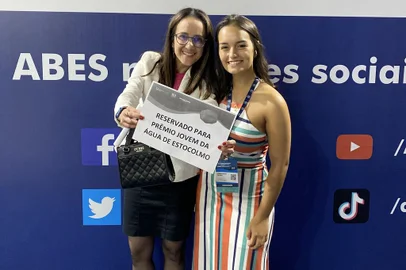 A estudante do IFRS Amanda Ribeiro Machado, 18 anos, com a professora Flávia.<!-- NICAID(15439233) -->
