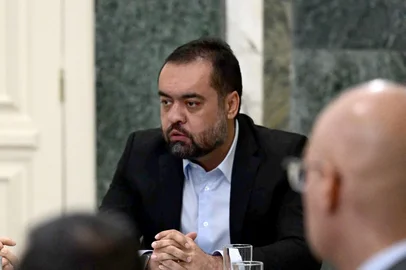 Brazil's Justice Minister Ricardo Lewandowski (L) and Rio de Janeiro's governor Claudio Castro (R) hold a meeting at the Guanabara Palace in Rio de Janeiro, Brasil on October 29, 2025, after the Operacao Contencao (Operation Containment). A day after the deadliest police operation in Brazil's history, the country is still piecing together details about the raid against a powerful drug gang in Rio de Janeiro's favelas. The official death toll stands at 119, including four police officers, after a massive operation that again exposed the violent underbelly far from the city's tourist attractions. (Photo by Pablo PORCIUNCULA / AFP)Editoria: CLJLocal: Rio de JaneiroIndexador: PABLO PORCIUNCULASecao: policeFonte: AFPFotógrafo: STF<!-- NICAID(16156905) -->