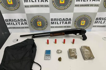 Adolescente é apreendido com arma de fogo e entorpecentes, em Caxias do Sul <!-- NICAID(15560180) -->