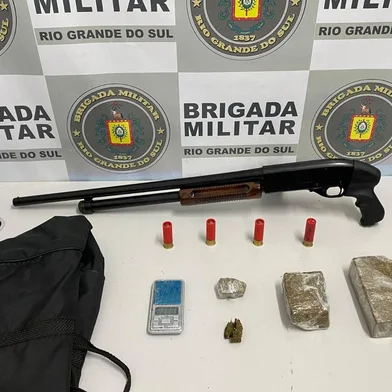 Adolescente é apreendido com arma de fogo e entorpecentes, em Caxias do Sul <!-- NICAID(15560180) -->