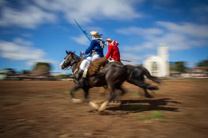 A comunidade de Cazuza Ferreira, em São Francisco de Paula, promove no dia 4 de outubro,a partir das 9h30, um dos mais tradicionais eventos culturais do Rio Grande do Sul: a Festadas Cavalhadas. Depois de um intervalo de seis anos, a encenação retorna com força totalrevivendo a longa história de fé, tradição, cultura e integração comunitária que data de 1885na localidade.<!-- NICAID(16129432) -->