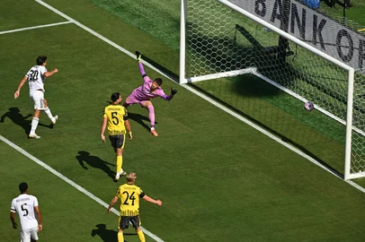 O atacante espanhol número 30 do Real Madrid, Gonzalo Garcia, marca o primeiro gol de sua equipe durante a partida das quartas de final da Copa do Mundo de Clubes da FIFA 2025<!-- NICAID(16074113) -->