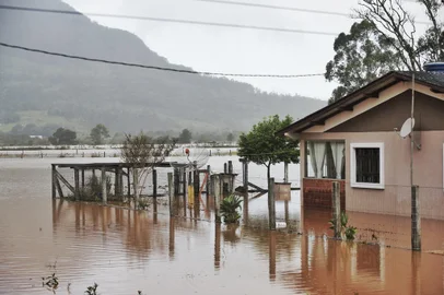 Maquiné, RS, BRASIL, 16/06/2023- Transtornos causados pela chuva. Fotos na entrada de Maquiné. Foto: Lauro Alves / Agencia RBS<!-- NICAID(15457944) -->