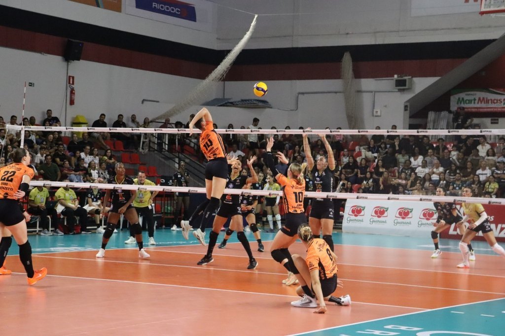 Osasco vence Mackenzie e assume terceira posi&ccedil;&atilde;o na Superliga feminina de v&ocirc;lei