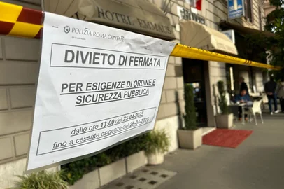 placas que impedem as pessoas de estacionar próximo do Vaticano<!-- NICAID(16023717) -->