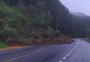 Chuva causa deslizamento de terra sobre carros e bloqueia rodovia no Paraná