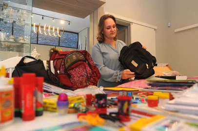 CAXIAS DO SUL, RS, BRASIL, 10/02/2022 - Raquel de Lucena. Ela está arrecadando materiais escolares novos e usados para destinar a alunos carentes. Já recebeu algumas doações e vai recolher mais até o final de março. (Marcelo Casagrande/Agência RBS)<!-- NICAID(15012117) -->