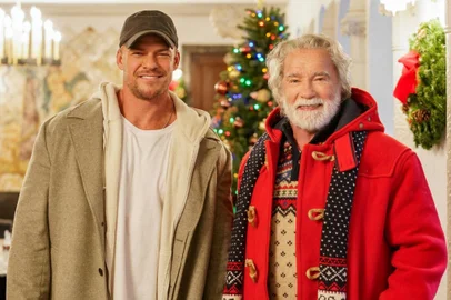 O ator norte-americano Arnold Schwarzenegger foi flagrado em uma nova e inusitada caracterização. O astro de O Exterminador do Futuro foi visto no set de filmagens de The Man With The Bag dando vida ao bom velhinho, Papai Noel.<!-- NICAID(15937874) -->