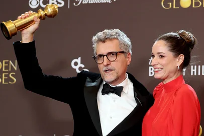 83rd Annual Golden Globe Awards - Press RoomBEVERLY HILLS, CALIFORNIA - JANUARY 11: (FOR EDITORIAL USE ONLY) (L-R) Kleber Mendonça Filho and Emilie Lesclaux, winners of the Best Motion Picture  Non-English Language Award for "The Secret Agent," pose in the press room during the 83rd Annual Golden Globe Awards at The Beverly Hilton on January 11, 2026 in Beverly Hills, California.   Amy Sussman/Getty Images/AFP (Photo by Amy Sussman / GETTY IMAGES NORTH AMERICA / Getty Images via AFP)Editoria: ACELocal: Beverly HillsIndexador: AMY SUSSMANSecao: theatreFonte: GETTY IMAGES NORTH AMERICAFotógrafo: CONTRIBUTOR<!-- NICAID(16202155) -->