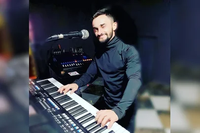Morreu na noite de terça-feira (22) o músico Maicon Antunes, da banda Coração de Neon, após acidente de trânsito na BR-386, em São José do Herval. Conhecido como Maikinho, ele tinha 31 anos e era natural de Fontoura Xavier, na Região Norte do RS.De acordo com a Polícia Rodoviária Federal (PRF), o carro que Maicon dirigia colidiu frontalmente em um caminhão, com placas de Itajaí (SC), que trafegava no sentido contrário. O tecladista e vocalista não resistiu ao impacto e morreu no local. O caminhoneiro não sofreu ferimentos.<!-- NICAID(16087297) -->
