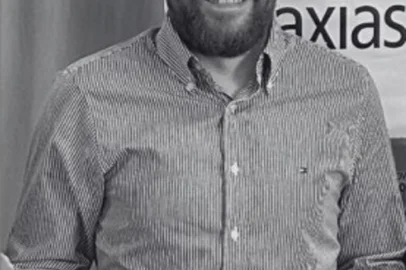 A Universidade Estadual do Rio Grande do Sul (Uergs) comunicou, no último dia 19, o falecimento de Eliton Souza Vila Real, aos 33 anos. Egresso da unidade de Caxias do Sul, na Serra, o estudante foi vítima de um mal súbito. Ele havia colado grau recentemente, em setembro de 2025, no curso de Ciência e Tecnologia de Alimentos (CTA).<!-- NICAID(16211799) -->