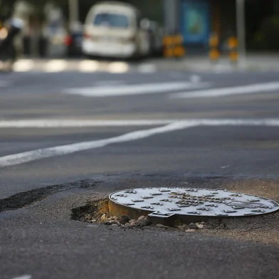 PORTO ALEGRE, RS, BRASIL, 25/07/2022- Buracos de POA -  Blitz para falarmos dos buracos na Capital. Na foto: Av. Benjamin Constant com Av. Cristóvão Colombo. Foto: André Ávila / Agencia RBS<!-- NICAID(15157707) -->