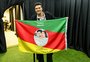 Luan Santana é presenteado com kit de chimarrão e bandeira personalizada em show no Estádio Beira-Rio: "Rio Grande do Sul nunca decepciona"