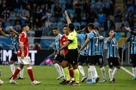 PORTO ALEGRE, RS, BRASIL - 19/04/2025 - Gre-Nal 447: Grêmio e Inter se encontram em campo, novamente, pela Série A do Campeonato Brasileiro. FOTO: RENAN MATTOS / AGÊNCIA RBSIndexador: Andre Avila<!-- NICAID(16020499) -->