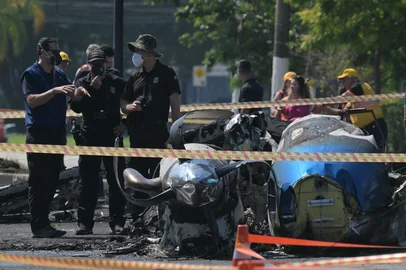Police investigadors work at the site of a plane accident in Sao Paulo, Brazil, on February 7, 2025. A plane plunged into a major avenue in the Brazilian city of Sao Paulo on Friday and exploded after hitting a bus, leaving two people dead and six injured, officials said. (Photo by NELSON ALMEIDA / AFP)Editoria: DISLocal: Sao PauloIndexador: NELSON ALMEIDASecao: transport accidentFonte: AFPFotógrafo: STF<!-- NICAID(15971162) -->