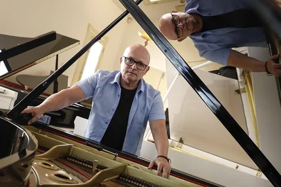 Duda Fortes / Agencia RBS PORTO ALEGRE, RS, BRASIL, 03-03-2026: Como é o trabalho de um afinador de piano. Person Losekann Fontes é afinador de piano a mais de 30 anos, afina os instrumentos de várias instituições, entre as quais a Ospa. Fotos: Duda Fortes/Agencia RBS<!-- NICAID(16237291) -->