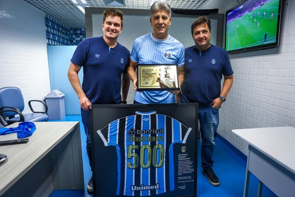 Renato recebe homenagem pelos 500 jogos como técnico do Grêmio<!-- NICAID(15737927) -->