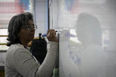 Canoas, RS, Brasil, 10-10-2024: A professora de Ciencias Evelise Pereira durante a aula na EMEF Prefeito Edgar Fontoura, em Canoas. Ela trabalha ha 30 anos como docente e teve a casa atingida pela enchente em maio. Foto: Mateus Bruxel / Agencia RBSIndexador: MATEUS BRUXEL<!-- NICAID(15888151) -->