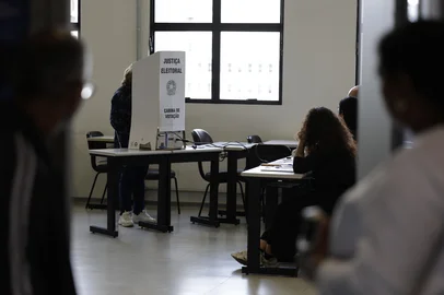 PORTO ALEGRE, RS, BRASIL, 04-10-2026: Movimentação de eleitores em seções no Prédio 50 da Pontifícia Universidade Católica do Rio Grande do Sul (PUCRS), um dos locais com maior concentração de votantes, na zona leste de Porto Alegre. Foto: Mateus Bruxel/Grupo RBS<!-- NICAID(16379584) -->