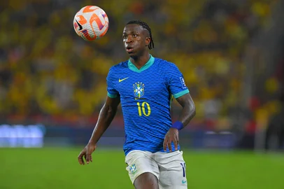 Brazil's forward #10 Vinicius Jr eyes the ball during the 2026 FIFA World Cup South American qualifiers football match between Ecuador and Brazil at the Monumental Banco Pichincha stadium in Guayaquil, province of Guayas, Ecuador on June 5, 2025. (Photo by Rodrigo BUENDIA / AFP)Editoria: SPOLocal: GuayaquilIndexador: RODRIGO BUENDIASecao: soccerFonte: AFPFotógrafo: STF<!-- NICAID(16053688) -->