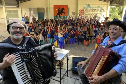 Projeto com os acordeonistas Gilney Bertussi e Rafael De Boni contemplou 1500 alunos em Caxias e no segundo semestre chegará a escolas estaduais também de outras cidades gaúchasEnquanto a Comissão da Música no Conselho Estadual de Cultura prepara a declaração do bugio como Patrimônio Imaterial do Rio Grande do Sul, os acordeonistas Gilney Bertussi e Rafael De Boni cumpriram a tarefa de popularizar o gênero encerrando, nesta semana, mais uma edição do projeto Nossa Música Entre Causos e Gaitas, que tem justamente o bugio como foco dos trabalhos. O projeto tem apoio da Fundação Marcopolo.<!-- NICAID(16003770) -->