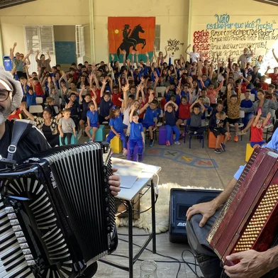 Projeto com os acordeonistas Gilney Bertussi e Rafael De Boni contemplou 1500 alunos em Caxias e no segundo semestre chegará a escolas estaduais também de outras cidades gaúchasEnquanto a Comissão da Música no Conselho Estadual de Cultura prepara a declaração do bugio como Patrimônio Imaterial do Rio Grande do Sul, os acordeonistas Gilney Bertussi e Rafael De Boni cumpriram a tarefa de popularizar o gênero encerrando, nesta semana, mais uma edição do projeto Nossa Música Entre Causos e Gaitas, que tem justamente o bugio como foco dos trabalhos. O projeto tem apoio da Fundação Marcopolo.<!-- NICAID(16003770) -->