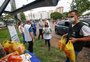 Para ajudar famílias em dificuldade, prefeituras arrecadam alimentos em locais de vacinação contra a covid-19