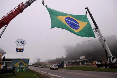CAXIAS DO SUL, RS, BRASIL, 05/09/2021 - Bolsonaristas instalam com guindastes uma bandeira do Brasil, gigante, as margens da Rota do Sol. (Marcelo Casagrande/Agência RBS)<!-- NICAID(14881874) -->