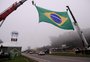 Bandeira do Brasil é colocada sobre a Rota do Sol em Caxias