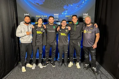 Fer, Taco, Fallen, Coldzera e Fnx, junto do técnico Zews, durante o qualificatório para o Major do Brasil
