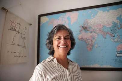 Caderno 60Mais - Viagem: Idosos que viajam sozinhos contam com assistência especial em aeroportos; veja como funciona. Na imagem, é retratada Denise Gick, 67 anos.Indexador: DF<!-- NICAID(16032991) -->