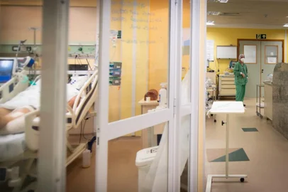 O aumento de casos de covid-19 e as doenças relacionadas ao frio resultaram na reabertura de seis leitos de UTI no Complexo Hospitalar da Unimed em Caxias do Sul.  Com o acréscimo diante da alta demanda, o hospital dispõe, atualmente, de 68 leitos de terapia intensiva. <!-- NICAID(14809596) -->
