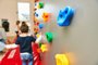 Wall with climbing grips in daycare or kindergarten, activity for little childrenCrainça se segurando na parede no jardim de infância - Foto: annanahabed/stock.adobe.comFonte: 413057702<!-- NICAID(15068145) -->