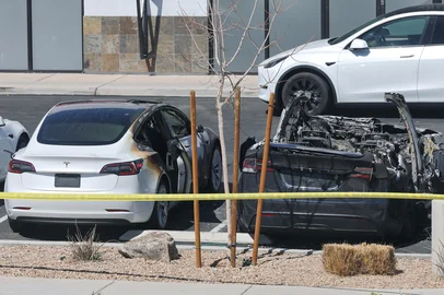 Teslas Set On Fire At Service Center In Las VegasLAS VEGAS, NEVADA - MARCH 18: Burned Teslas are shown at a Tesla Collision Center after an individual used incendiary devices to set several vehicles on fire on March 18, 2025 in Las Vegas, Nevada. The Las Vegas Metropolitan Police Department said that five Teslas were damaged and believe that the suspect fired three rounds from a firearm at the vehicles and spray painted the word "RESIST" on the entrance.   Ethan Miller/Getty Images/AFP (Photo by Ethan Miller / GETTY IMAGES NORTH AMERICA / Getty Images via AFP)Editoria: CLJLocal: Las VegasIndexador: ETHAN MILLERSecao: justice and rightsFonte: GETTY IMAGES NORTH AMERICAFotógrafo: CONTRIBUTOR<!-- NICAID(15998564) -->