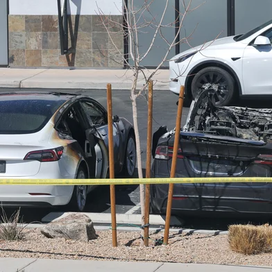 Teslas Set On Fire At Service Center In Las VegasLAS VEGAS, NEVADA - MARCH 18: Burned Teslas are shown at a Tesla Collision Center after an individual used incendiary devices to set several vehicles on fire on March 18, 2025 in Las Vegas, Nevada. The Las Vegas Metropolitan Police Department said that five Teslas were damaged and believe that the suspect fired three rounds from a firearm at the vehicles and spray painted the word "RESIST" on the entrance.   Ethan Miller/Getty Images/AFP (Photo by Ethan Miller / GETTY IMAGES NORTH AMERICA / Getty Images via AFP)Editoria: CLJLocal: Las VegasIndexador: ETHAN MILLERSecao: justice and rightsFonte: GETTY IMAGES NORTH AMERICAFotógrafo: CONTRIBUTOR<!-- NICAID(15998564) -->