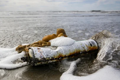 RIO GRANDE, RS, BRASIL, 09-03-2022: Lata produzida na europa localizada na praia em Rio Grande. Lixo de diversos continentes na costa do Rio Grande do Sul. (Foto: Mateus Bruxel / Agencia RBS)Indexador: Mateus Bruxel<!-- NICAID(15057876) -->