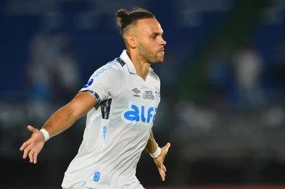 Gremio's Danish forward #22 Martin Braithwaite celebrates scoring his team's second goal during the Copa Sudamericana group stage football match between Paraguay's Sportivo Luqueno and Brazil's Gremio at the UENO Defensores del Chaco stadium in Asuncion on April 2, 2025. (Photo by DANIEL DUARTE / AFP)Editoria: SPOLocal: AsuncionIndexador: DANIEL DUARTESecao: soccerFonte: AFPFotógrafo: STR<!-- NICAID(16009080) -->