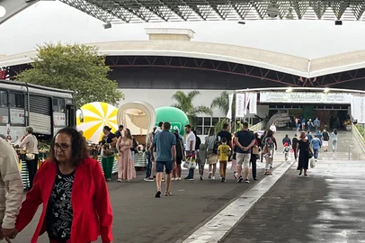 Nem a chuva atrapalhou o movimento do primeiro final de semana da 4ª Festa das Colheitas, em Caxias do Sul. O evento iniciou na sexta-feira (7) e segue até o dia 23 de março, sempre nas sextas, sábados e domingos, trazendo muita cultura italiana, música e diversão para os visitantes da cidade e região. <!-- NICAID(15991928) -->