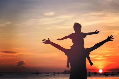 Pai e filho brincando na praia do sol.  Foto: nadezhda1906 / stock.adobe.comFonte: 69936771<!-- NICAID(15505334) -->