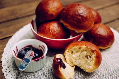 PORTO ALEGRE, RS, BRASIL, 05/10/2016 : RECEITAS DE PÃO - pão caseiro tradicional - pão de batata - pão de leite - pão australiano - pão integral - pão rústico (cascudo) - pão recheado com calabresa. (Omar Freitas/Agência RBS)Indexador: Omar Freitas<!-- NICAID(12485701) -->