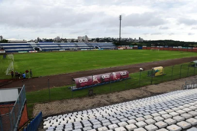 BENTO GONÇALVES, RS, BRASIL, 18/01/2024. Estádio Parque Esportivo Montanha dos Vinhedos será palco de duas partidas do Juventude no Campeonato Gaúcho 2024. O gramado do estádio Alfredo Jaconi está passando por melhorias. (Porthus Junior/Agência RBS)<!-- NICAID(15654731) -->