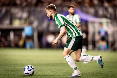 O Juventude entra nesta reta final do Brasileirão com a esperança de permanecer na primeira divisão. No último sábado, o Ju conquistou uma grande vitória diante do Vasco, fora de casa, que manteve a equipe com boas chances de evitar o descenso.Um dos autores dos gols da vitória do Juventude, o lateral Marcelo Hermes tem sido uma peça fundamental para essa sequência de resultados positivos.<!-- NICAID(16166093) -->