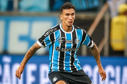 Gremio x AthleticoRS - FUTEBOL/CAMPEONATO BRASILEIRO 2024/GREMIO X ATHLETICO  - ESPORTES - Lance da partida entre Gremio e Athletico disputada na noite desta quarta-feira na Arena do Gremio, em partida valida pela Campeonato Brasileiro 2024. FOTO: LUCAS UEBEL/GREMIO FBPAEditoria: SPOLocal: Porto AlegreIndexador: Lucas UebelSecao: futebolFonte: Gremio.netFotógrafo: Gremio x Athletico<!-- NICAID(15738324) -->