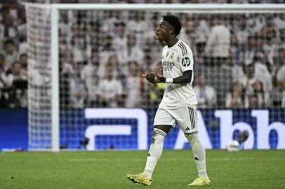 Real Madrid's Brazilian forward #07 Vinicius Junior reacts as he is substituted during the Spanish league football match between Real Madrid CF and FC Barcelona at the Santiago Bernabeu stadium in Madrid on October 26, 2025. (Photo by JAVIER SORIANO / AFP)<!-- NICAID(16154614) -->